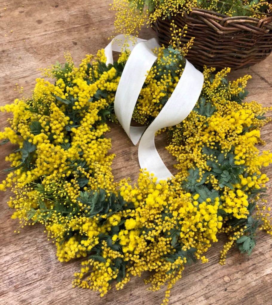 鮮烈な黄色が放つ陽気なパワー。ミモザのリースで心もインテリアもリフレッシュ