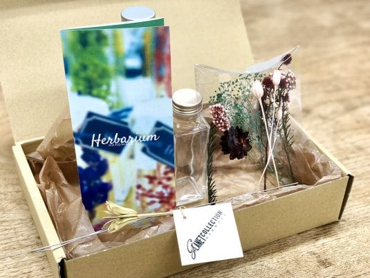 あなたの手から生まれるアート。ハーバリウムの世界へ